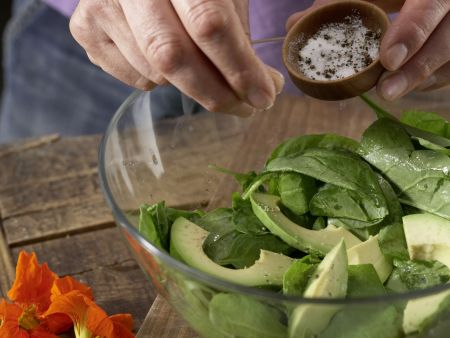 Spinatsalat mit Avocado Zubereitung Schritt 4 Spinatsalat mit Avocado Zubereitung Schritt 4