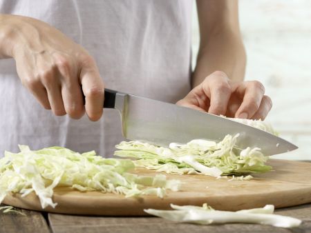 Spitzkohl-Flammkuchen Zubereitung Schritt 1 Spitzkohl-Flammkuchen Zubereitung Schritt 1