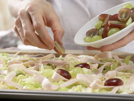 Spitzkohl-Flammkuchen Zubereitung Schritt 7 Spitzkohl-Flammkuchen Zubereitung Schritt 7