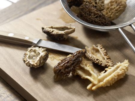 Spitzkohl-Morchel-Gemüse Zubereitung Schritt 1 Spitzkohl-Morchel-Gemüse Zubereitung Schritt 1