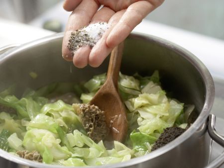 Spitzkohl-Morchel-Gemüse Zubereitung Schritt 11 Spitzkohl-Morchel-Gemüse Zubereitung Schritt 11