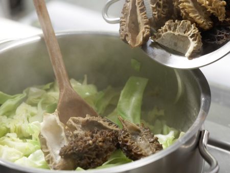 Spitzkohl-Morchel-Gemüse Zubereitung Schritt 7 Spitzkohl-Morchel-Gemüse Zubereitung Schritt 7