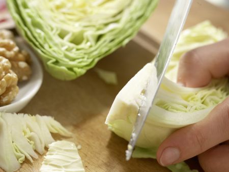 Spitzkohl-Waldorf-Salat Zubereitung Schritt 2 Spitzkohl-Waldorf-Salat Zubereitung Schritt 2