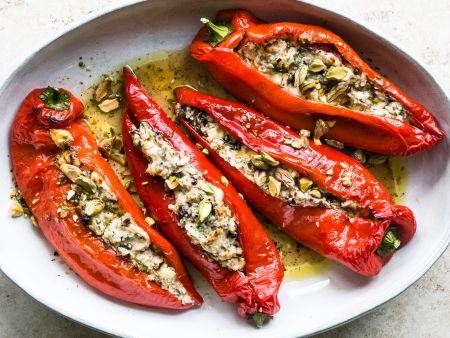 Spitzpaprika mit Feta-Pistazien-Füllung