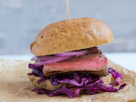 Steakburger mit Rotkohl