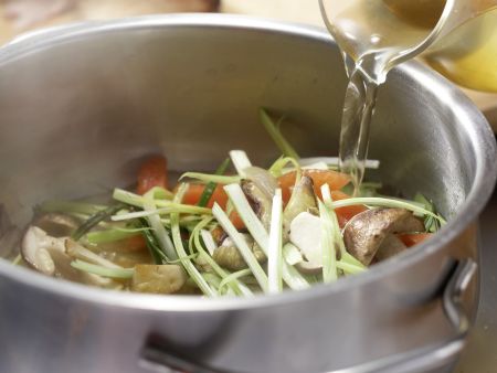 Steinpilzsuppe mit Tomaten Zubereitung Schritt 7 Steinpilzsuppe mit Tomaten Zubereitung Schritt 7