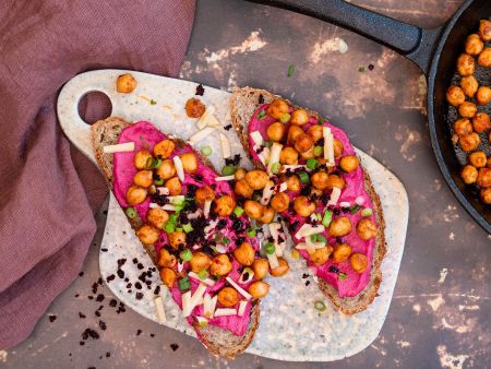 Stulle mit Rote-Bete-Aufstrich und Kichererbsen