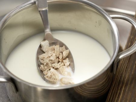 Süße Hefefladen mit Kirschen Zubereitung Schritt 1 Süße Hefefladen mit Kirschen Zubereitung Schritt 1