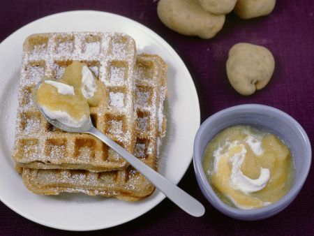 Süße Kartoffel-Nuss-Waffeln mit Apfelmus-Quark Rezept
