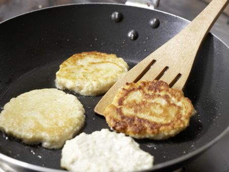 Süße Quarkpuffer mit Apfelsalat Zubereitung Schritt 6 Süße Quarkpuffer mit Apfelsalat Zubereitung Schritt 6