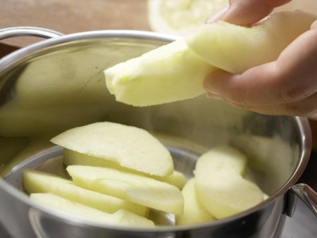 Süßes Apfel-Soufflé Zubereitung Schritt 2 Süßes Apfel-Soufflé Zubereitung Schritt 2