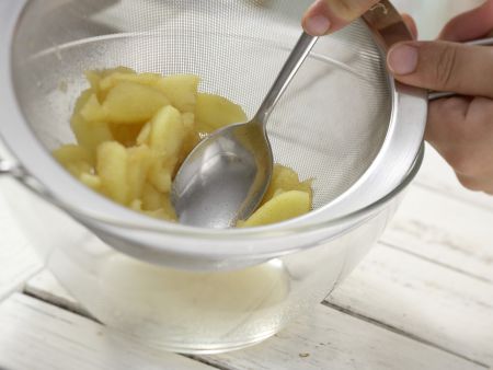 Süßes Apfel-Soufflé Zubereitung Schritt 5 Süßes Apfel-Soufflé Zubereitung Schritt 5