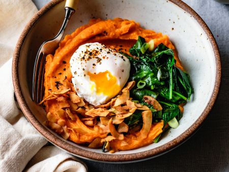 Süßkartoffel-Bowl mit pochiertem Ei