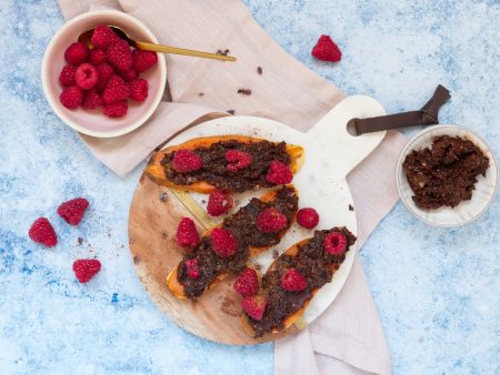 Süßkartoffel-Toast mit Pflaumen-Kakao-Aufstrich und Beeren Süßkartoffelscheiben bestrichen mit Aufstrich und Beeren
