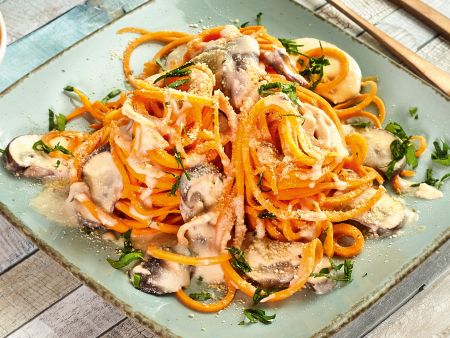 Süßkartoffelnudeln mit Champignons