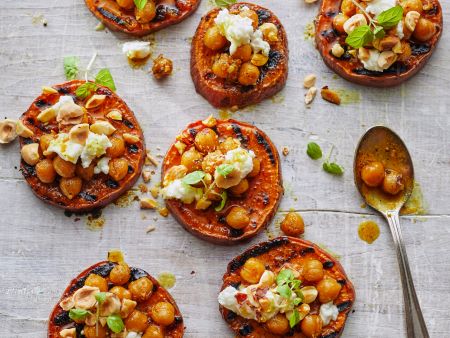 Süßkartoffelscheiben mit Kichererbsen und Ziegenkäse