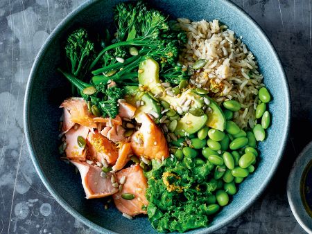 Super-Salad-Bowl mit Lachs