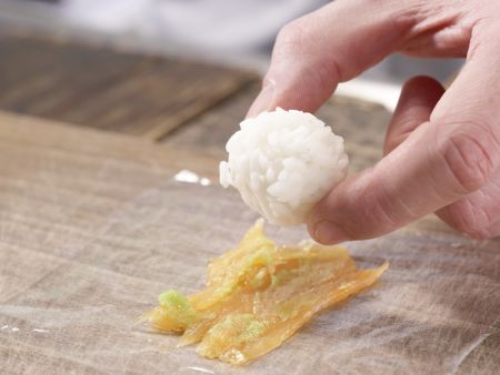 Sushi-Bällchen Zubereitung Schritt 4 Sushi-Bällchen Zubereitung Schritt 4