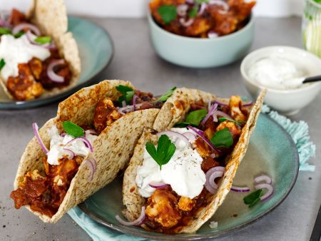Tacos mit Blumenkohl-Bohnen-Mole und Sour Cream