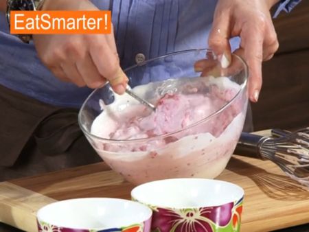 Beerenquark zu Brotsticks zubereiten