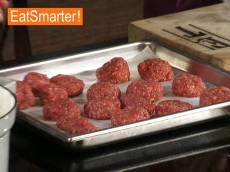 Fleisch für Hackbällchen zubereiten und Formen