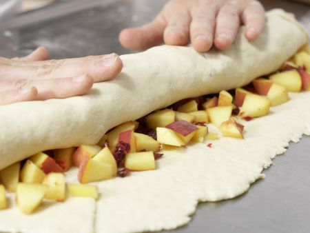 Teigschnecken mit Pfirsichen Zubereitung Schritt 7 Teigschnecken mit Pfirsichen Zubereitung Schritt 7