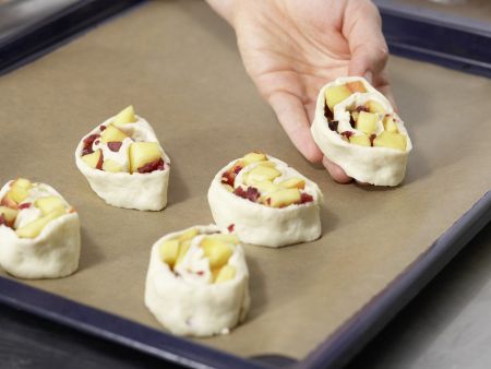Teigschnecken mit Pfirsichen Zubereitung Schritt 8 Teigschnecken mit Pfirsichen Zubereitung Schritt 8