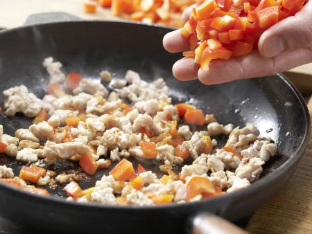 Teigtaschen mit Putenbrust und Paprika Zubereitung Schritt 7 Teigtaschen mit Putenbrust und Paprika Zubereitung Schritt 7