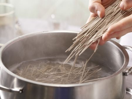 Thunfisch-Maki-Rollen Zubereitung Schritt 4 Thunfisch-Maki-Rollen Zubereitung Schritt 4
