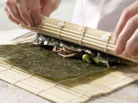 Thunfisch-Maki-Rollen Zubereitung Schritt 7 Thunfisch-Maki-Rollen Zubereitung Schritt 7