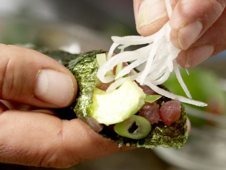 Thunfisch-Tatar in Sushi-Tüten Zubereitung Schritt 12 Thunfisch-Tatar in Sushi-Tüten Zubereitung Schritt 12