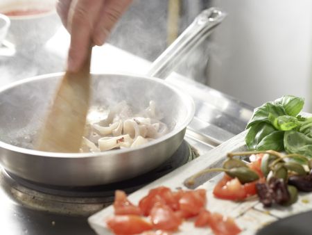 Tintenfisch in pikanter Tomatensauce Zubereitung Schritt 4 Tintenfisch in pikanter Tomatensauce Zubereitung Schritt 4
