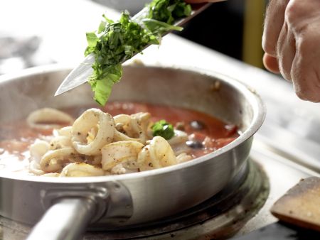 Tintenfisch in pikanter Tomatensauce Zubereitung Schritt 6 Tintenfisch in pikanter Tomatensauce Zubereitung Schritt 6