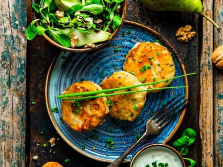 Tiroler Kaspressknödel mit Birnen-Feldsalat und Walnüssen
