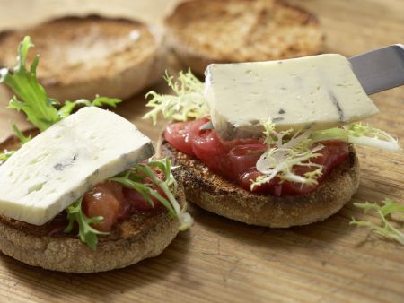 Toastbrötchen mit Blauschimmelkäse Zubereitung Schritt 6 Toastbrötchen mit Blauschimmelkäse Zubereitung Schritt 6