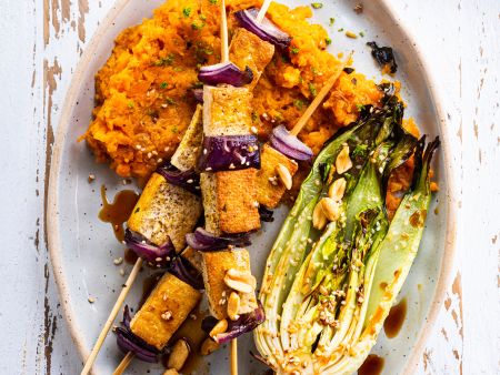 Tofuspieße mit roten Zwiebeln auf Möhrenpüree