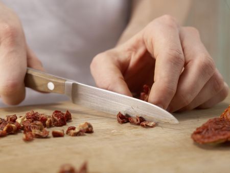 Tomaten-Omelett auf Kürbiskernbrot Zubereitung Schritt 1 Tomaten-Omelett auf Kürbiskernbrot Zubereitung Schritt 1