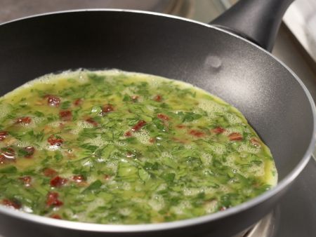 Tomaten-Omelett auf Kürbiskernbrot Zubereitung Schritt 4 Tomaten-Omelett auf Kürbiskernbrot Zubereitung Schritt 4