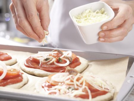 Tomaten-Sardellen-Pizza Zubereitung Schritt 8 Tomaten-Sardellen-Pizza Zubereitung Schritt 8