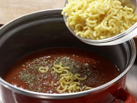 Tomatennudeln mit Zucchini Zubereitung Schritt 1 Tomatennudeln mit Zucchini Zubereitung Schritt 1