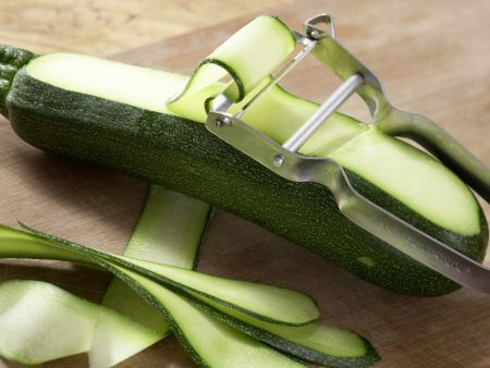 Tomatennudeln mit Zucchini Zubereitung Schritt 2 Tomatennudeln mit Zucchini Zubereitung Schritt 2