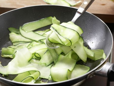 Tomatennudeln mit Zucchini Zubereitung Schritt 3 Tomatennudeln mit Zucchini Zubereitung Schritt 3