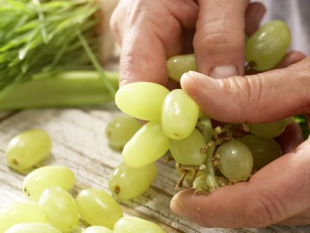 Trauben-Sellerie-Saft Zubereitung Schritt 1 Trauben-Sellerie-Saft Zubereitung Schritt 1