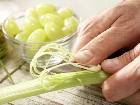 Trauben-Sellerie-Saft Zubereitung Schritt 2 Trauben-Sellerie-Saft Zubereitung Schritt 2
