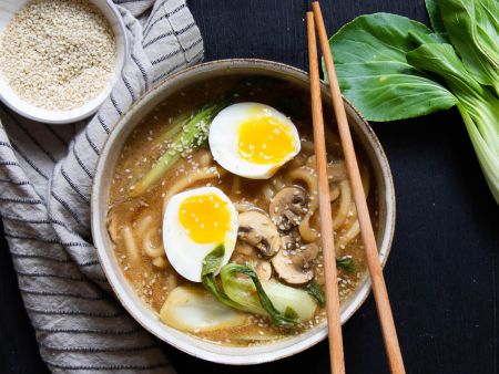 Udon-Nudel-Suppe mit Pak-Choi und Ei