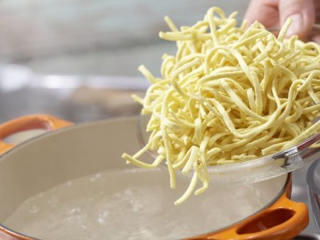 Überbackene Spätzle Zubereitung Schritt 1 Überbackene Spätzle Zubereitung Schritt 1