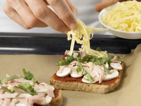 Überbackener Pizza-Toast Zubereitung Schritt 6 Überbackener Pizza-Toast Zubereitung Schritt 6