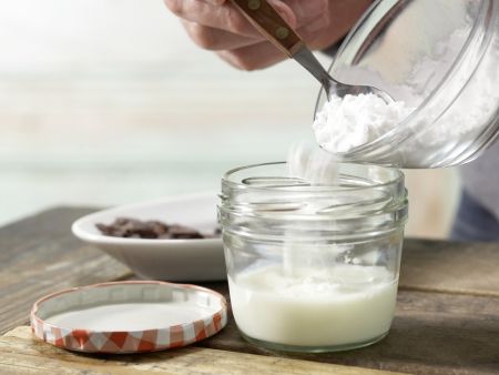 Vanillepudding mit Schokoraspeln Zubereitung Schritt 1 Vanillepudding mit Schokoraspeln Zubereitung Schritt 1