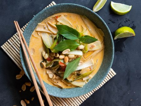 Vegane Kokossuppe mit Pak Choi und Reisnudeln