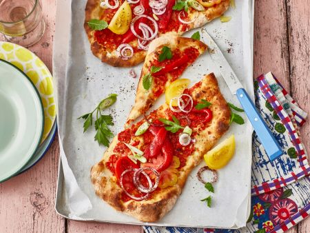 Vegane Lahmacun mit Tomaten-Paprika-Topping